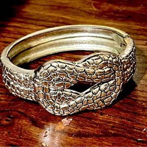 Cute love knot henge bracelet